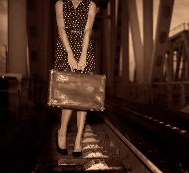 Demiryollarında bavuluyla yalnız genç, sıska bir kız. Yüzü yok. Gece sahnesi. Bir kadın ve eski bir dava demiryolu köprüsünde. Gezgin fikri.