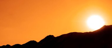 Güneşli dağın üzerinde güzel sihirli bir gün doğumu. doğa arkaplanı.