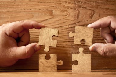 Yapboz çözen iş adamlarının yakın çekimi. Yakın çekim.