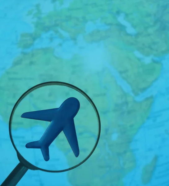 Lupa Značka Letadla Pozadí Mapy Světa Cestování Letadlem Malá Hračka — Stock fotografie