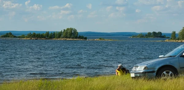 Mulher Pelo Carro Perto Lago Natureza — Fotografia de Stock