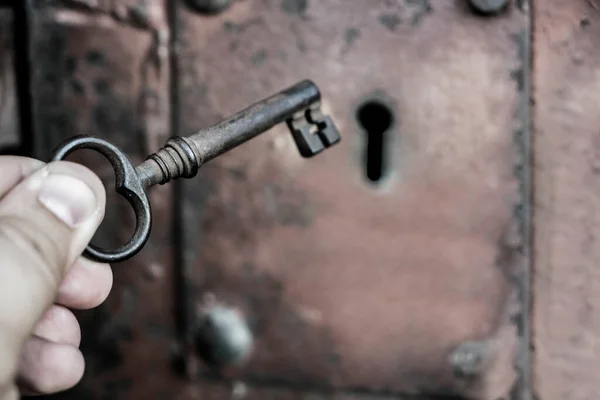 Чоловік Рука Тримає Металевий Старовинний Історичний Ключ Щоб Розблокувати Старі — стокове фото