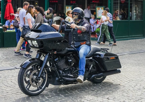 2018年7月7日 Brugge 比利时七月七日 身穿头盔和皮夹克的年轻人骑摩托车 — 图库照片