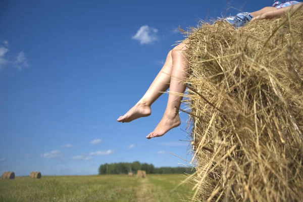 Frauenbeine Junge Frau Die Auf Strohballen Ruht Kein Gesicht Bis — Stockfoto