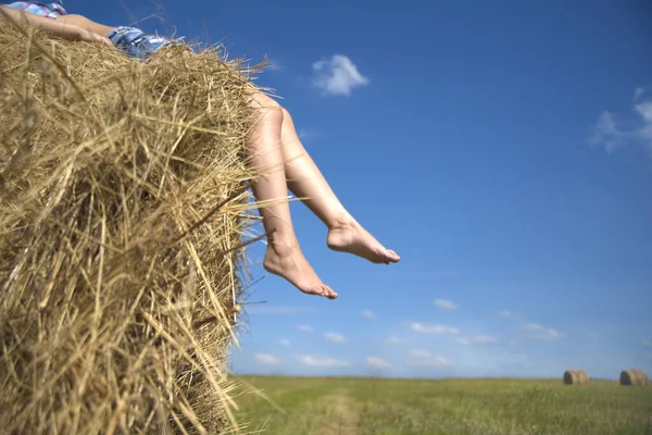 Vrouw Benen Jonge Vrouw Rustend Strobaal Geen Gezicht Onherkenbaar Persoon — Stockfoto