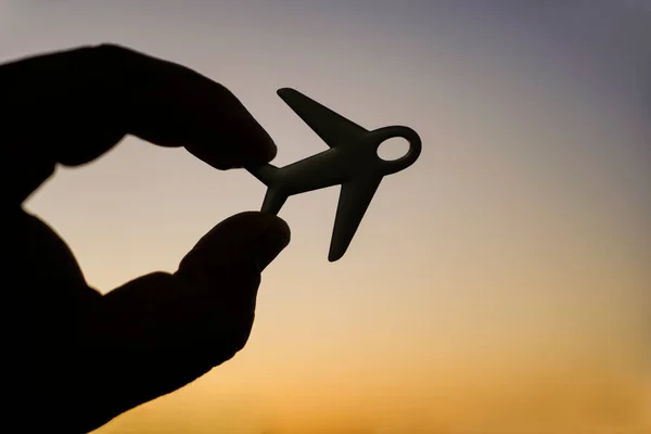 Mano Maschile Che Tiene Aeroplano Sullo Sfondo Del Cielo Tramonto — Foto Stock