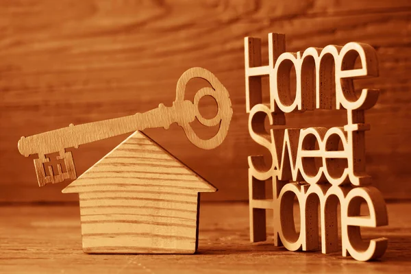 Sleutel Houten Huis Met Tekstbord Home Sweet Home Houten Ondergrond — Stockfoto