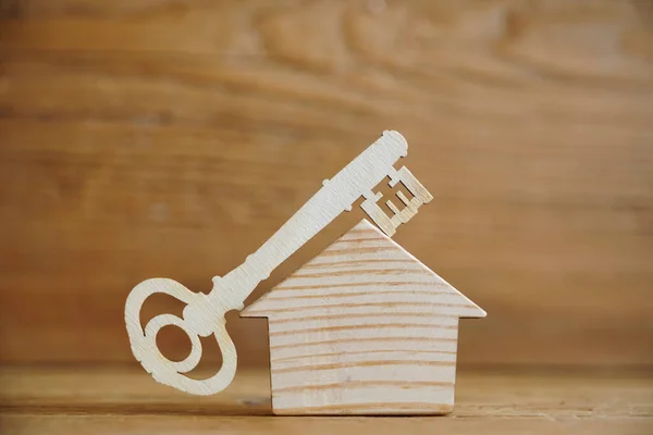 Klucz Domu Dachu Drewnianego Domu Tło Drewna Home Sweet Home — Zdjęcie stockowe