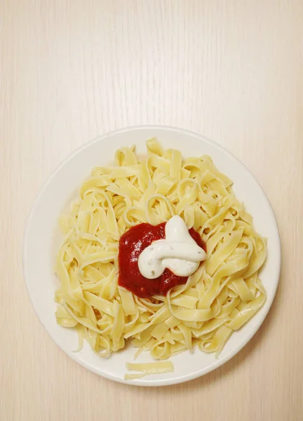 Spaghetti Med Ketchup Och Majonnäs Träbord Bakgrund Ovanifrån — Stockfoto