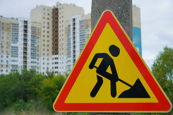 Reparaturarbeiten Verkehrszeichen Schild Mit Einem Mann Der Den Boden Umgräbt — Stockfoto