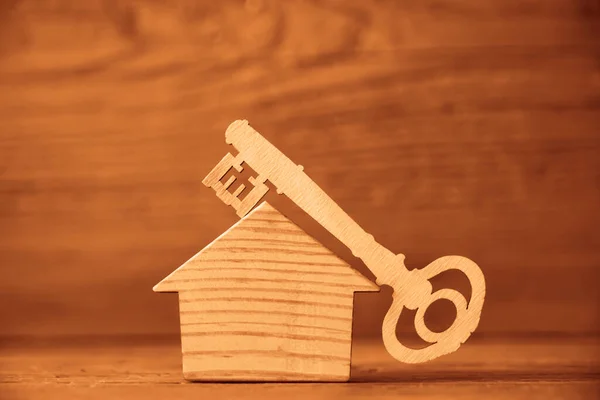 Klucz Domu Dachu Drewnianego Domu Tło Drewna Home Sweet Home — Zdjęcie stockowe