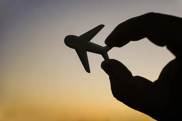 Mano Maschile Che Tiene Aeroplano Sullo Sfondo Del Cielo Tramonto — Foto Stock