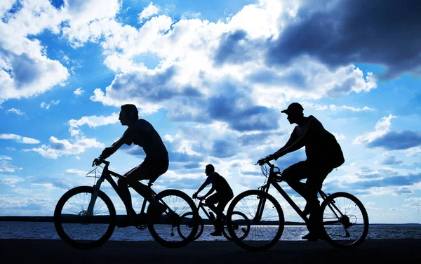 Espaço Vazio Amigos Desportivos Bicicleta Pôr Sol Ciclistas Andando Longo — Fotografia de Stock