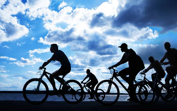 Espacio Vacío Amigos Deportivos Bicicletas Atardecer Ciclistas Largo Costa Deporte —  Fotos de Stock