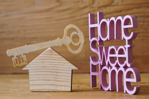 Schlüssel Und Holzhaus Mit Textschild Home Sweet Home Auf Holzgrund — Stockfoto