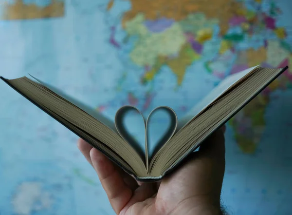 Pages Livre Incurvées Forme Coeur Carte Globe Sur Fond Manuel — Photo