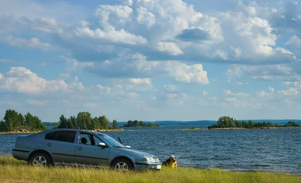 Mulher Pelo Carro Perto Lago Natureza — Fotografia de Stock