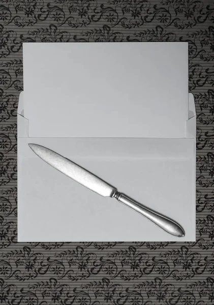 Bıçaklı Boş Kağıt Desenli Harf Beyaz Bir Zarf Kağıt Yüzeyinde — Stok fotoğraf