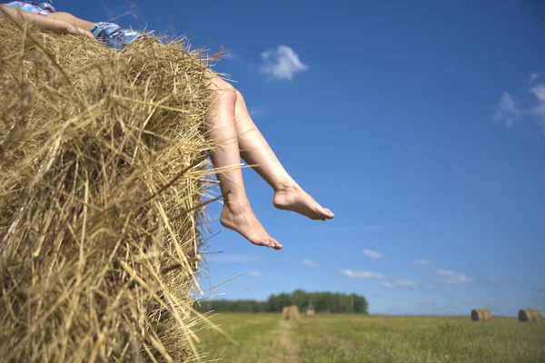 Vrouw Benen Jonge Vrouw Rustend Strobaal Geen Gezicht Onherkenbaar Persoon — Stockfoto