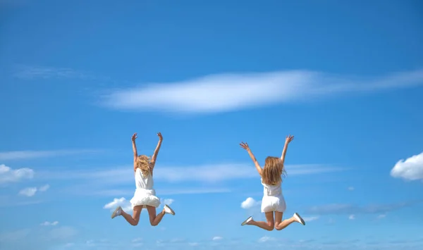 Arrière Vue Arrière Deux Adolescentes Sautant Contre Ciel — Photo