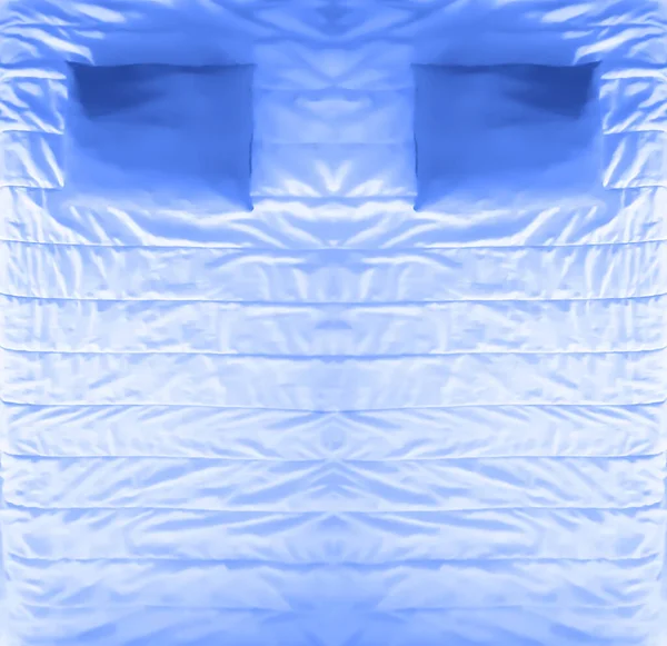 ブラー画像 シルクシート上の2つの白い枕 リラックスして 寝室の背景 トップビュー — ストック写真