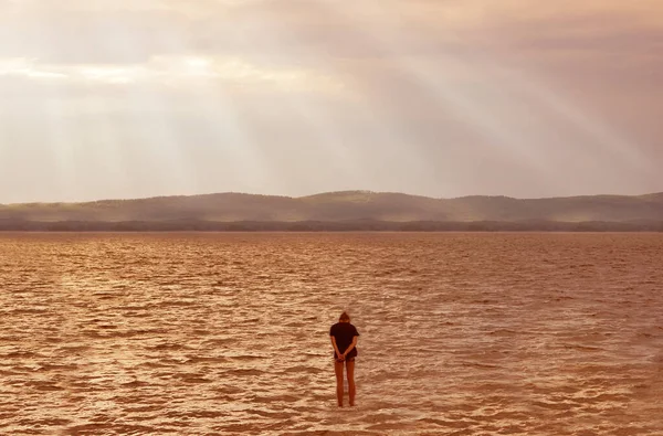 Žena Spatřena Zezadu Jak Vchází Moře Oblečená Stojící Čisté Krásné — Stock fotografie
