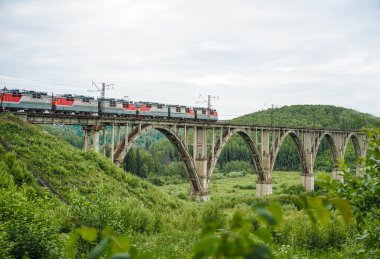 Viyadük 'te tren. Modern tren eski, eski kemer köprüsünden geçiyor. Eski viyadük demiryolu