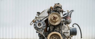 Beyaz arka planda kirli araba motoru. Metal, krom, metal parçaları, ağır endüstrisi olan modern araç motoru kavramı. DIY onarımı