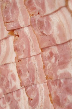 Dilimlenmiş jambon beyaz arka planda izole edilmiş, üst manzara. Domuz eti dilimleri, tütsülenmiş et.