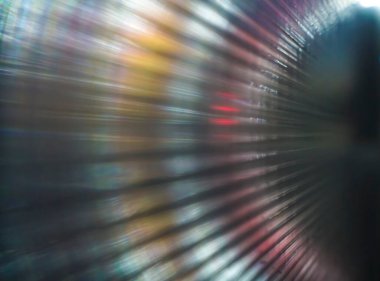 Bulanık görüntü. Soyut parlak turkuaz ve kırmızı, sarı ışık tüneli karanlıkta. Renkli ışıklar arasında hareket