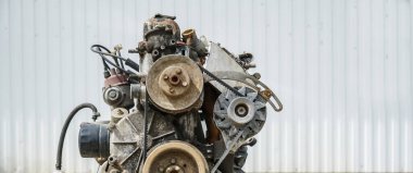 Beyaz arka planda kirli araba motoru. Metal, krom, metal parçaları, ağır endüstrisi olan modern araç motoru kavramı. DIY onarımı