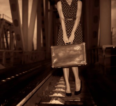 Demiryollarında bavuluyla yalnız genç, sıska bir kız. Yüzü yok. Gece sahnesi. Bir kadın ve eski bir dava demiryolu köprüsünde. Gezgin fikri.