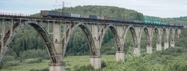  Viyadük 'te tren. Modern tren eski, eski kemer köprüsünden geçiyor. Eski viyadük demiryolu