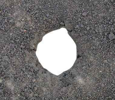 Ormandaki bir toprak parçasının fotoğrafı. Toprakta köstebek var. Üst verimli toprak. Topraksı arka plan. en üstteki görünüm.