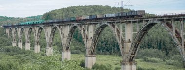  Viyadük 'te tren. Modern tren eski, eski kemer köprüsünden geçiyor. Eski viyadük demiryolu