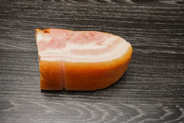Nötkött Eller Fläskkarbonat Med Bacon Varmrökt Kött Isolerat Svart Träskiva — Stockfoto