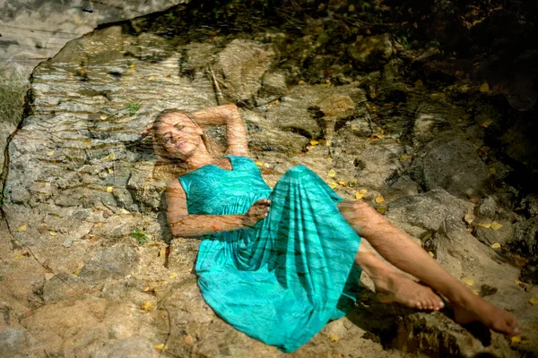 Girl Drowned Water Blonde Woman Wearing Blue Dress Sleep Beauty — Stock Photo, Image