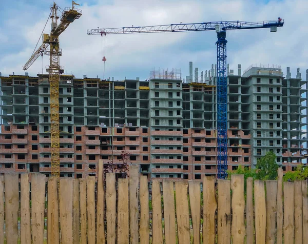 Byggkranar Bakgrund Höghus Och Blå Himmel Nära Håll Kroken Lyftkranen — Stockfoto