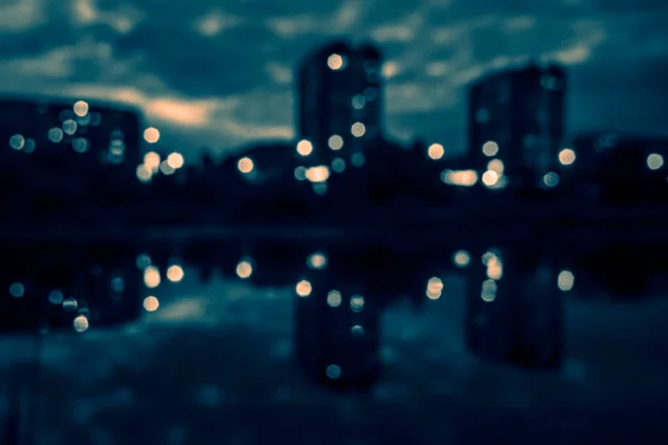 Městská Světla Odrážela Vodě Řeky Letní Noci — Stock fotografie