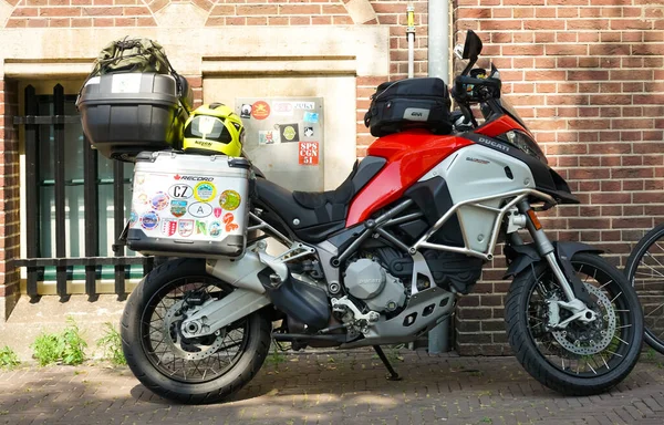 Haag Niderlandy Lipiec 2019 Motocykl Krążowniczy Ducati Wieloma Przypadkami Parkowania — Zdjęcie stockowe