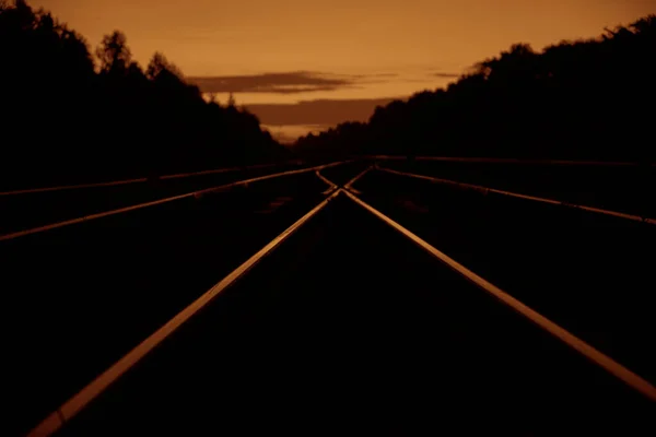 노을에 하늘과 배경에 대항하는 움직임 효과를 철도역 철도가 허물어지다 — 스톡 사진