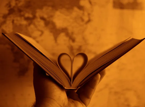 Páginas Libro Curvado Forma Corazón Mapa Del Globo Fondo Libro — Foto de Stock
