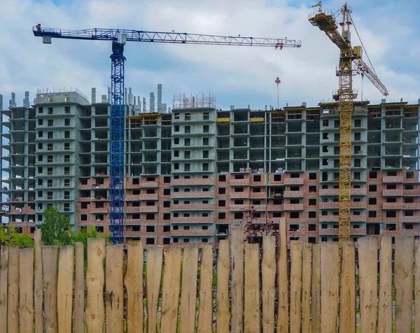 Byggkranar Bakgrund Höghus Och Blå Himmel Nära Håll Kroken Lyftkranen — Stockfoto