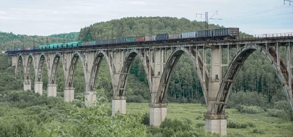 Tåg Viaduct Modernt Tåg Går Över Den Åldrade Vintage Båge — Stockfoto