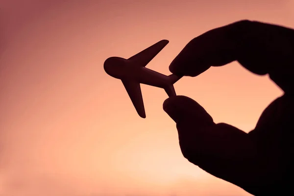 Samiec Trzyma Samolot Tle Zachodu Słońca Samolot Zabawki Ręku Symbol — Zdjęcie stockowe