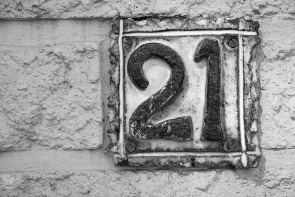 21番21番白い壁の背景に黒の数字と装飾的なタイル — ストック写真