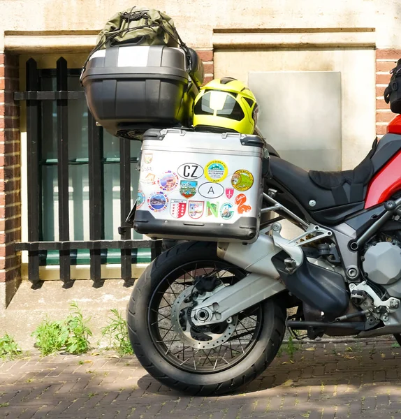 Motocykl Krążowniczy Wieloma Przypadkami Parkowania Ulicy Europejskiej Niderlandy — Zdjęcie stockowe