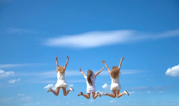 Tres Chicas Sonrientes Saltando Campo —  Fotos de Stock