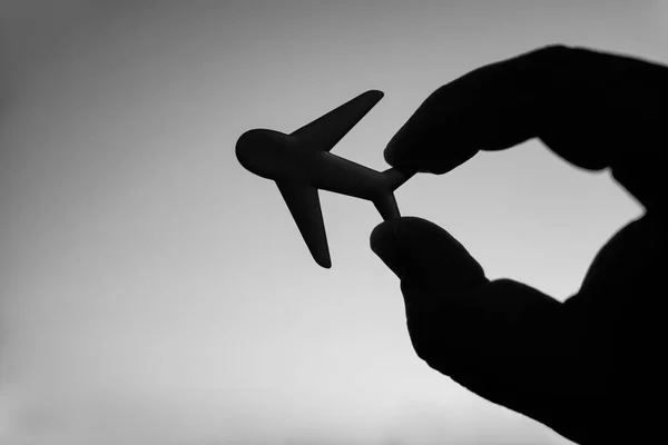 Mão Masculina Segurando Avião Fundo Céu Por Sol Avião Brinquedo — Fotografia de Stock
