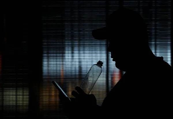 Silhuett Man Som Dricker Plastflaska Skjuten Mot Genomskinligt Glas Och — Stockfoto